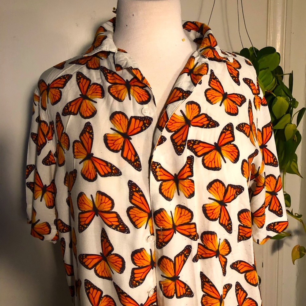 Petals and peacocks mens butterfly short sleeve button up. Size medium